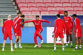 阿贾克斯内部会议纪要流出——赛前迎来里程碑，欧冠使命明确，阵容厚度经受考验的简单介绍