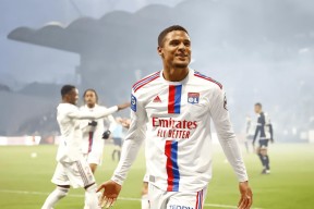 关于里昂迎欧联关键赛，冲刺阶段主帅复盘，媒体盛赞，心理建设被强调的信息