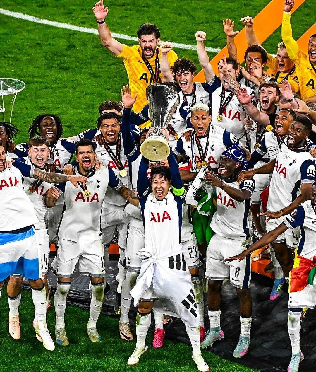 欧冠国际比赛日再迎强敌；芝加哥公牛再遭质疑；主帅态度——管理层满意；年轻球员得到机会的简单介绍