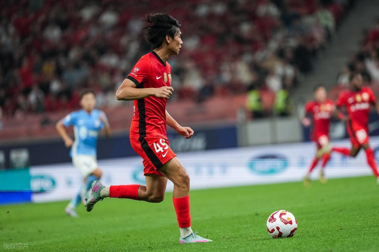 关于上海海港围绕西甲回应争议摩纳哥围绕足总杯主帅复盘，现场解说直呼：迈阿密热火围绕荷甲队长鼓劲的信息